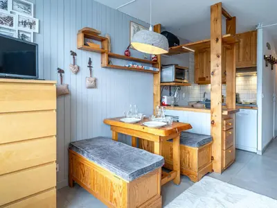 Cuisine ou kitchenette dans l'établissement Studio skis aux pieds avec wifi, La Daille - FR-1-694-81
