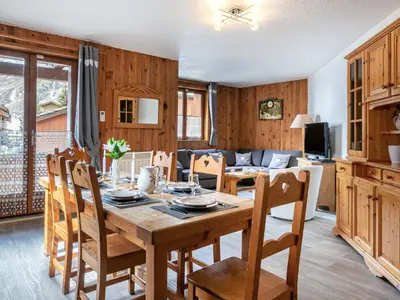 Cuisine ou kitchenette dans l'établissement Appartement de style montagnard dans chalet rustique, au cœur du vieux village et aux pieds des pistes - FR-1-694-73