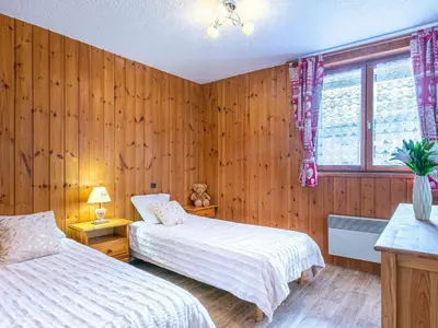 Un ou plusieurs lits dans un hébergement de l'établissement Appartement de style montagnard dans chalet rustique, au cœur du vieux village et aux pieds des pistes - FR-1-694-73