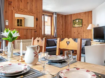 Télévision ou salle de divertissement dans l'établissement Appartement de style montagnard dans chalet rustique, au cœur du vieux village et aux pieds des pistes - FR-1-694-73