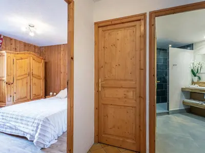 Un ou plusieurs lits dans un hébergement de l'établissement Appartement de style montagnard dans chalet rustique, au cœur du vieux village et aux pieds des pistes - FR-1-694-73