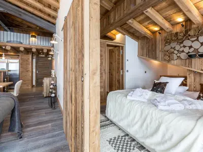Un ou plusieurs lits dans un hébergement de l'établissement Appartement de luxe au dernier étage, matériaux nobles, résidence aux pieds des pistes, Val-d'Isère - FR-1-694-89