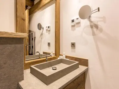 Salle de bains dans l'établissement Appartement de luxe au dernier étage, matériaux nobles, résidence aux pieds des pistes, Val-d'Isère - FR-1-694-89