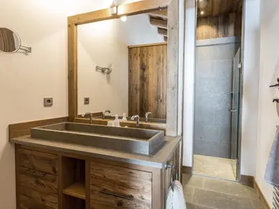 Salle de bains dans l'établissement Appartement de luxe au dernier étage, matériaux nobles, résidence aux pieds des pistes, Val-d'Isère - FR-1-694-89