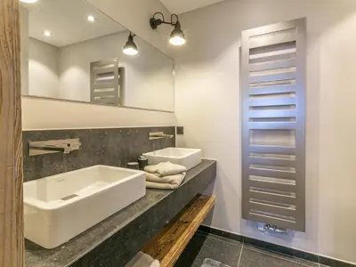 Salle de bains dans l'établissement Luxueux appartement sous charpente proche des pistes - 10 pers - FR-1-694-90