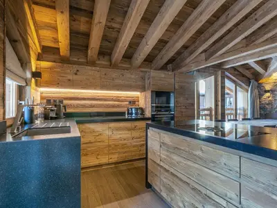 Cuisine ou kitchenette dans l'établissement Luxueux appartement sous charpente proche des pistes - 10 pers - FR-1-694-90