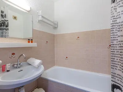 Salle de bains dans l'établissement Studio cosy avec wifi proche centre Val-d'Isère - FR-1-694-86