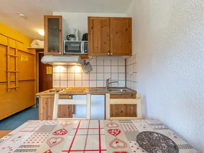 Cuisine ou kitchenette dans l'établissement Studio cosy avec wifi proche centre Val-d'Isère - FR-1-694-86
