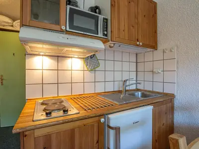 Cuisine ou kitchenette dans l'établissement Studio cosy avec wifi proche centre Val-d'Isère - FR-1-694-86