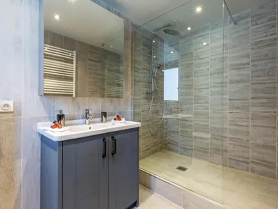 Salle de bains dans l'établissement Appartement de standing avec terrasse plein sud, centre Val d'Isère, proche pistes, 8 personnes - FR-1-694-96
