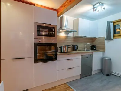 Cuisine ou kitchenette dans l'établissement Appartement élégant avec wifi, au centre, pied des pistes, parking couvert, balcon sud/est, 6 pers. - FR-1-694-98