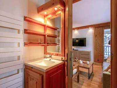 Télévision ou salle de divertissement dans l'établissement Appartement élégant avec wifi, au centre, pied des pistes, parking couvert, balcon sud/est, 6 pers. - FR-1-694-98