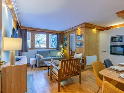 Télévision ou salle de divertissement dans l'établissement Appartement élégant avec wifi, au centre, pied des pistes, parking couvert, balcon sud/est, 6 pers. - FR-1-694-98