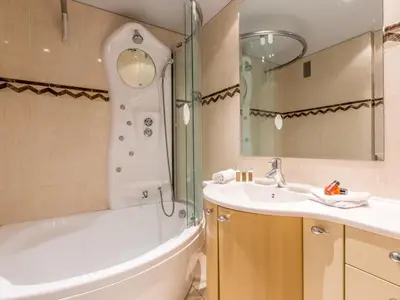 Salle de bains dans l'établissement Appartement intime et confortable avec balcon sud à Val-d'Isère - FR-1-694-115