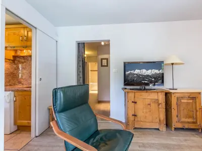 Télévision ou salle de divertissement dans l'établissement Appartement intime et confortable avec balcon sud à Val-d'Isère - FR-1-694-115