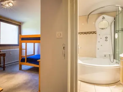 Salle de bains dans l'établissement Appartement intime et confortable avec balcon sud à Val-d'Isère - FR-1-694-115
