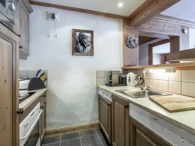 Cuisine ou kitchenette dans l'établissement Appartement 3 pièces avec WIFI et parking couvert à Val-d'Isère - FR-1-694-100