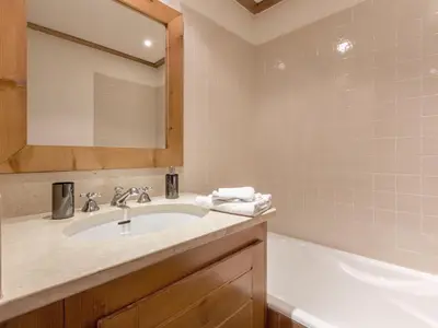 Salle de bains dans l'établissement Appartement 3 pièces avec WIFI et parking couvert à Val-d'Isère - FR-1-694-100