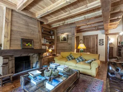 Coin salon dans l'établissement Charmant Duplex Montagnard, 4 Pièces + Alcôve, Proche des Pistes à Val-d'Isère - FR-1-694-97