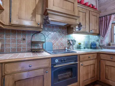 Cuisine ou kitchenette dans l'établissement Charmant Duplex Montagnard, 4 Pièces + Alcôve, Proche des Pistes à Val-d'Isère - FR-1-694-97