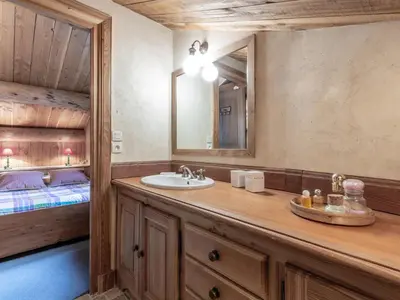 Salle de bains dans l'établissement Charmant Duplex Montagnard, 4 Pièces + Alcôve, Proche des Pistes à Val-d'Isère - FR-1-694-97