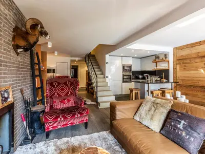 Cuisine ou kitchenette dans l'établissement Appartement duplex haut de gamme avec cheminée au cœur de Val-d'Isère, proche des pistes et commodités - FR-1-694-104