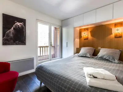 Un ou plusieurs lits dans un hébergement de l'établissement Appartement duplex haut de gamme avec cheminée au cœur de Val-d'Isère, proche des pistes et commodités - FR-1-694-104