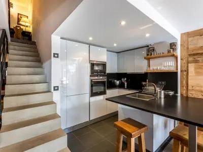 Cuisine ou kitchenette dans l'établissement Appartement duplex haut de gamme avec cheminée au cœur de Val-d'Isère, proche des pistes et commodités - FR-1-694-104