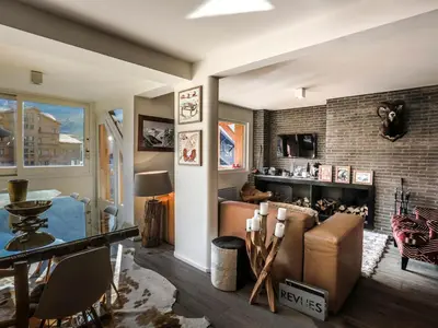 Coin salon dans l'établissement Appartement duplex haut de gamme avec cheminée au cœur de Val-d'Isère, proche des pistes et commodités - FR-1-694-104