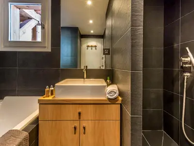 Salle de bains dans l'établissement Appartement duplex haut de gamme avec cheminée au cœur de Val-d'Isère, proche des pistes et commodités - FR-1-694-104