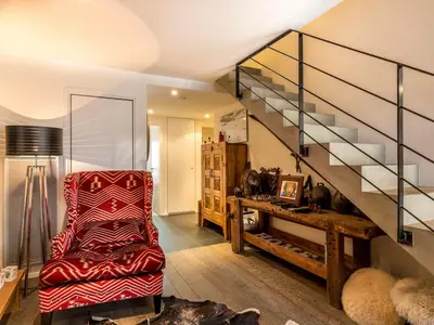 Coin salon dans l'établissement Appartement duplex haut de gamme avec cheminée au cœur de Val-d'Isère, proche des pistes et commodités - FR-1-694-104