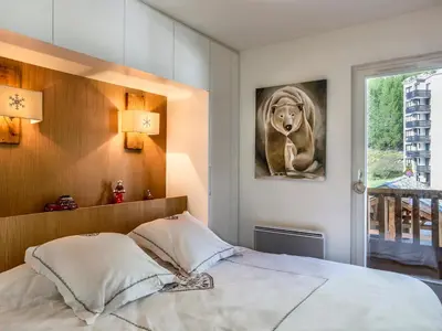 Un ou plusieurs lits dans un hébergement de l'établissement Appartement duplex haut de gamme avec cheminée au cœur de Val-d'Isère, proche des pistes et commodités - FR-1-694-104