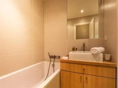 Salle de bains dans l'établissement Appartement duplex haut de gamme avec cheminée au cœur de Val-d'Isère, proche des pistes et commodités - FR-1-694-104