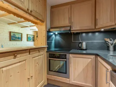 Cuisine ou kitchenette dans l'établissement Appartement spacieux avec wifi, balcon Sud, parking, proche pistes - Val d'Isère - FR-1-694-112