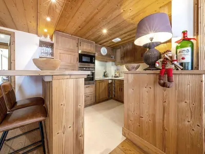 Cuisine ou kitchenette dans l'établissement Prestigieux appartement de 140m² aux pieds des pistes, proche village enfants, Val-d'Isère - FR-1-694-114