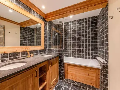 Salle de bains dans l'établissement Prestigieux appartement de 140m² aux pieds des pistes, proche village enfants, Val-d'Isère - FR-1-694-114