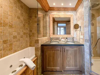 Salle de bains dans l'établissement Prestigieux appartement de 140m² aux pieds des pistes, proche village enfants, Val-d'Isère - FR-1-694-114