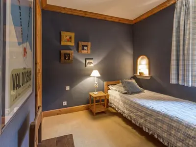 Un ou plusieurs lits dans un hébergement de l'établissement Appartement de charme avec balcon, 8 pers, décor raffiné, au cœur de Val-d’Isère, proche des pistes - FR-1-694-106