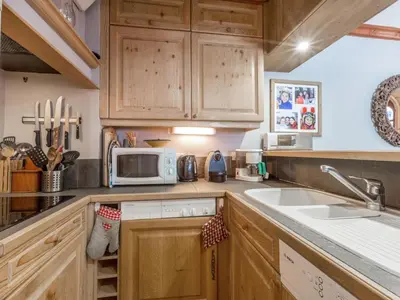 Cuisine ou kitchenette dans l'établissement Appartement de charme avec balcon, 8 pers, décor raffiné, au cœur de Val-d’Isère, proche des pistes - FR-1-694-106