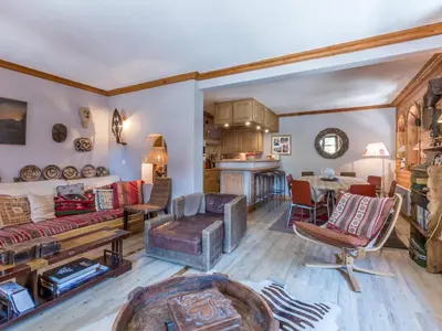 Coin salon dans l'établissement Appartement de charme avec balcon, 8 pers, décor raffiné, au cœur de Val-d’Isère, proche des pistes - FR-1-694-106