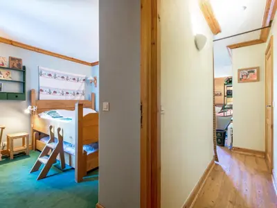Cuisine ou kitchenette dans l'établissement Appartement de charme avec balcon, 8 pers, décor raffiné, au cœur de Val-d’Isère, proche des pistes - FR-1-694-106