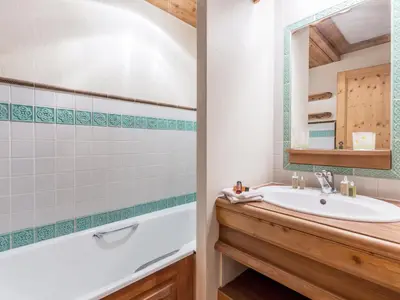 Salle de bains dans l'établissement Appartement de charme avec balcon, 8 pers, décor raffiné, au cœur de Val-d’Isère, proche des pistes - FR-1-694-106