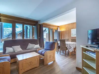 Télévision ou salle de divertissement dans l'établissement Spacieux appartement 3 pièces avec balcon, départ skis aux pieds, WIFI à Val-d'Isère - FR-1-694-103
