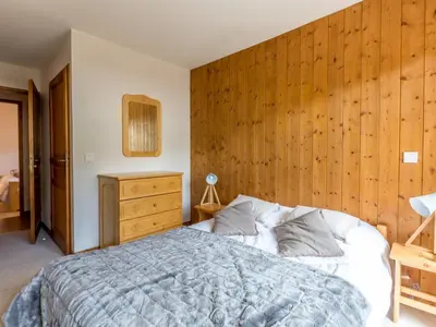 Un ou plusieurs lits dans un hébergement de l'établissement Spacieux appartement 3 pièces avec balcon, départ skis aux pieds, WIFI à Val-d'Isère - FR-1-694-103