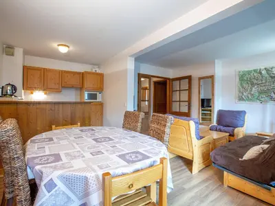 Cuisine ou kitchenette dans l'établissement Spacieux appartement 3 pièces avec balcon, départ skis aux pieds, WIFI à Val-d'Isère - FR-1-694-103