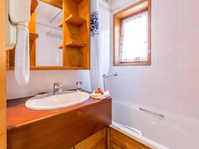 Salle de bains dans l'établissement Spacieux appartement 3 pièces avec balcon, départ skis aux pieds, WIFI à Val-d'Isère - FR-1-694-103