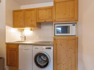 Cuisine ou kitchenette dans l'établissement Spacieux appartement 3 pièces avec balcon, départ skis aux pieds, WIFI à Val-d'Isère - FR-1-694-103