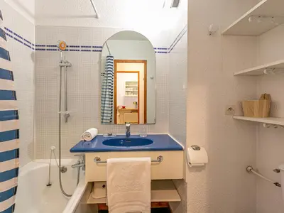 Salle de bains dans l'établissement Appartement cosy et bien équipé, proche du centre et des pistes à Val-d'Isère - FR-1-694-113