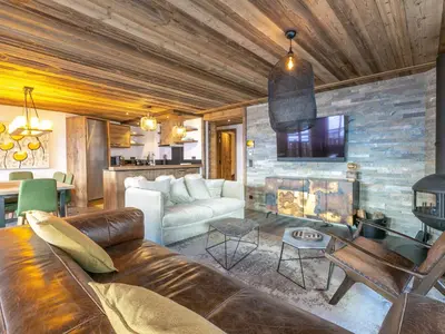 Coin salon dans l'établissement Luxueux appartement avec piscine, WiFi et parking à Val-d'Isère - FR-1-694-102