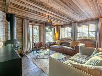 Coin salon dans l'établissement Luxueux appartement avec piscine, WiFi et parking à Val-d'Isère - FR-1-694-102